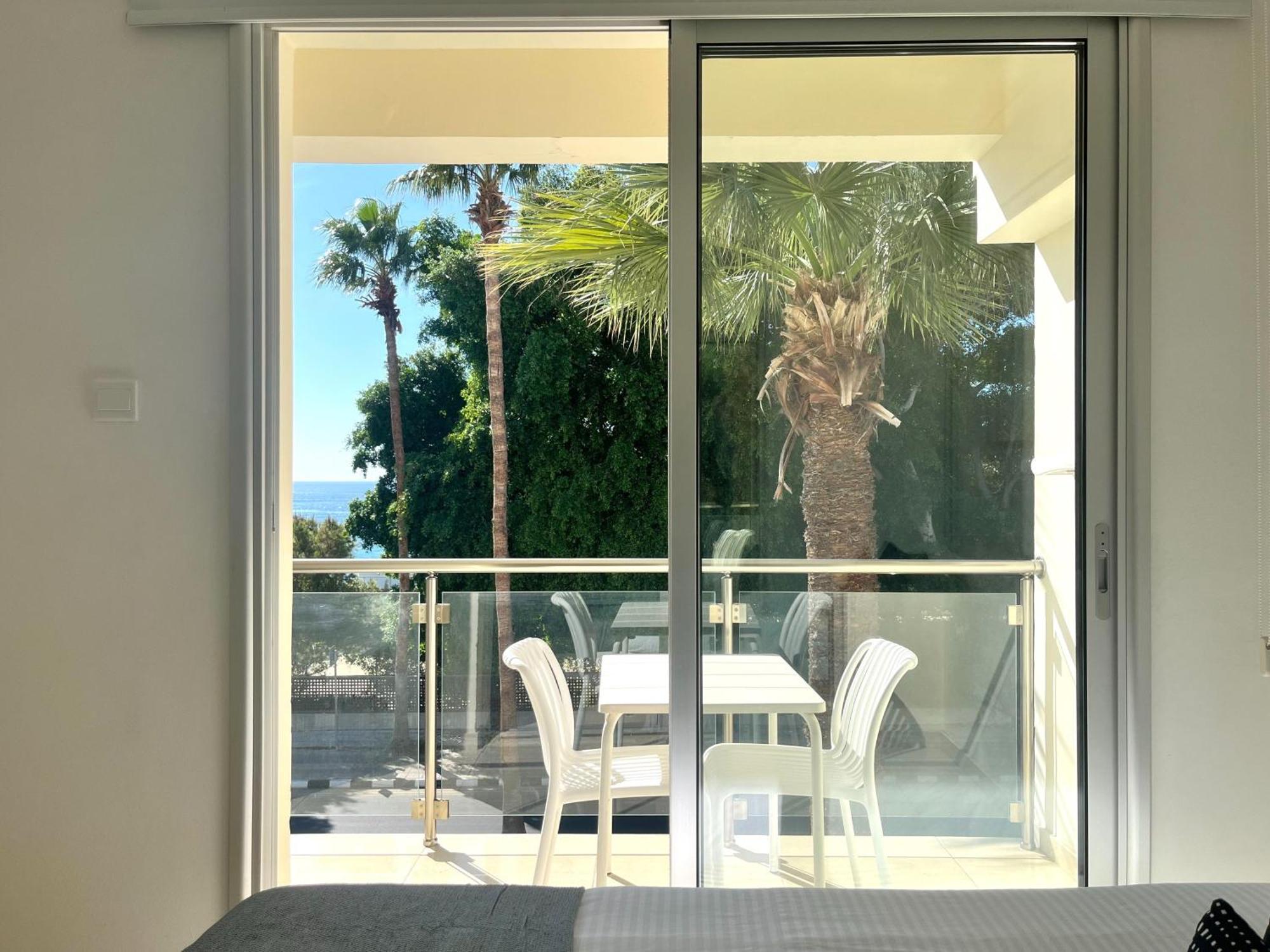 Апартаменти Phaedrus Living Constantinos Seaview