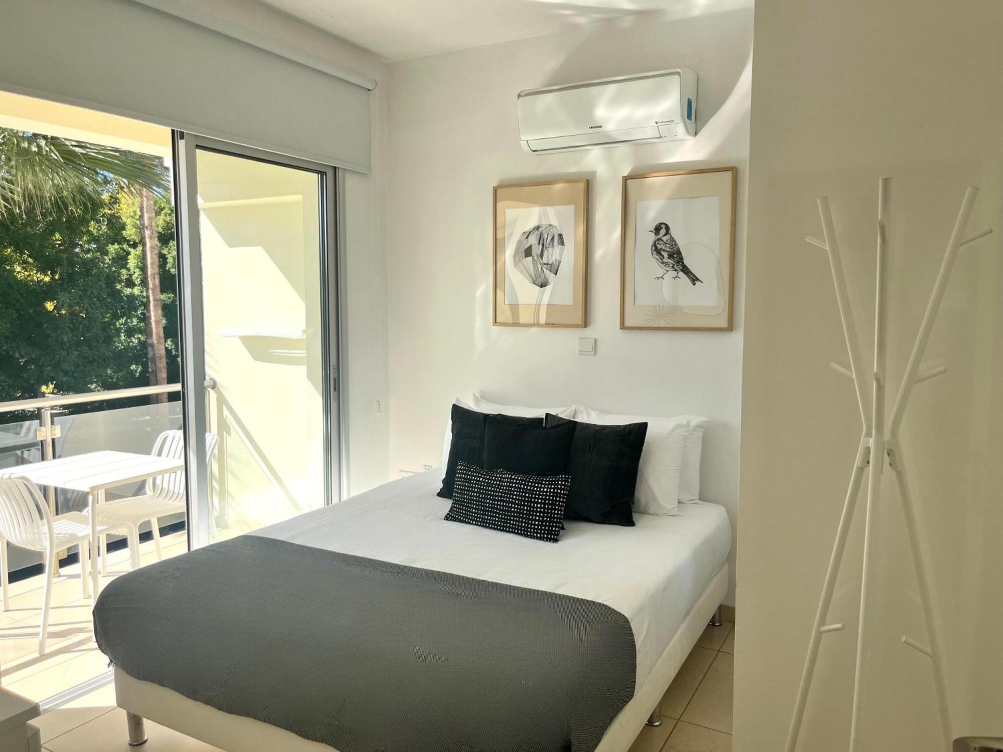 Апартаменти Phaedrus Living Constantinos Seaview Пафос
